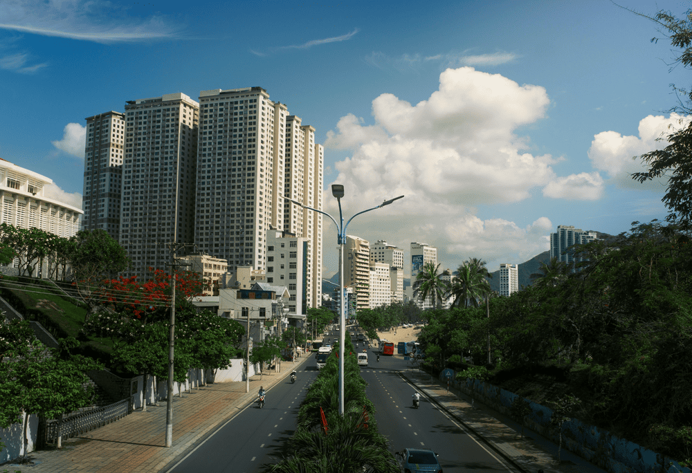 Located atop a luxury hotel, Skylight offers an elevated setting for guests to enjoy fine dining and vibrant nightlife (Source: Canva)